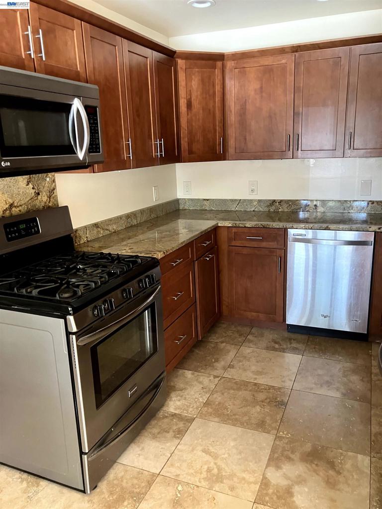 1066 Maple Ave Property Photo 15