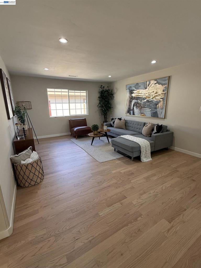 3933 Midvale Ave Property Photo 15