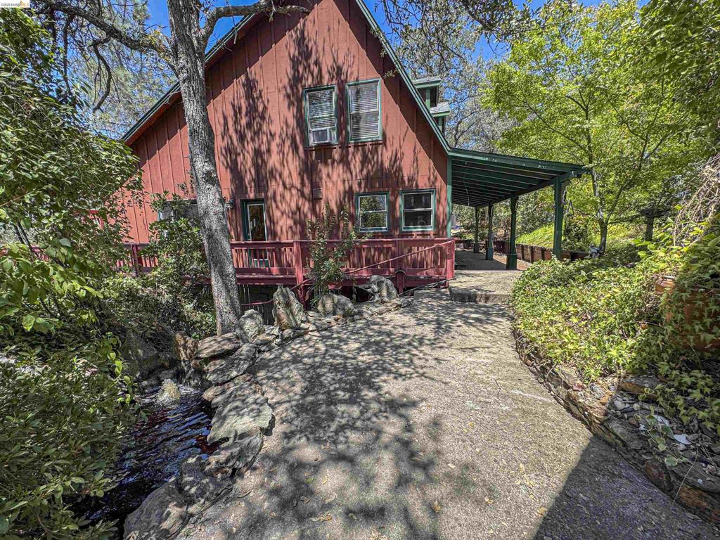 514 Oak St Property Photo 5