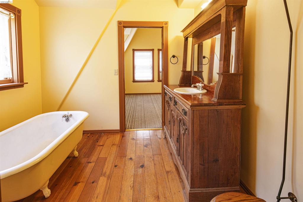 514 Oak St Property Photo 35