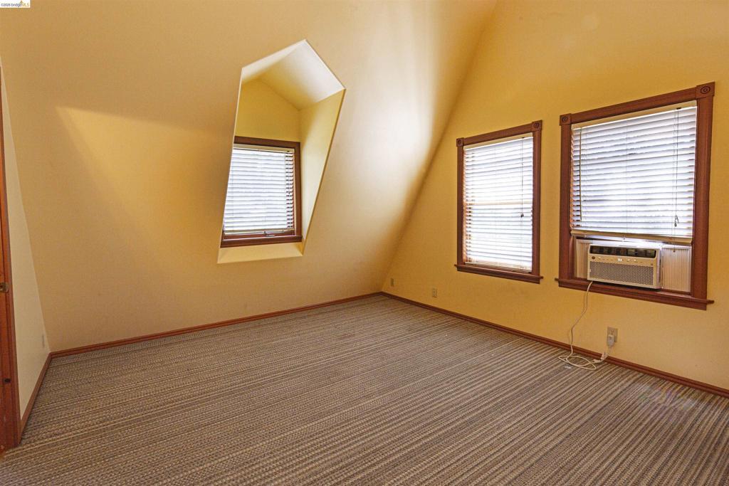 514 Oak St Property Photo 37