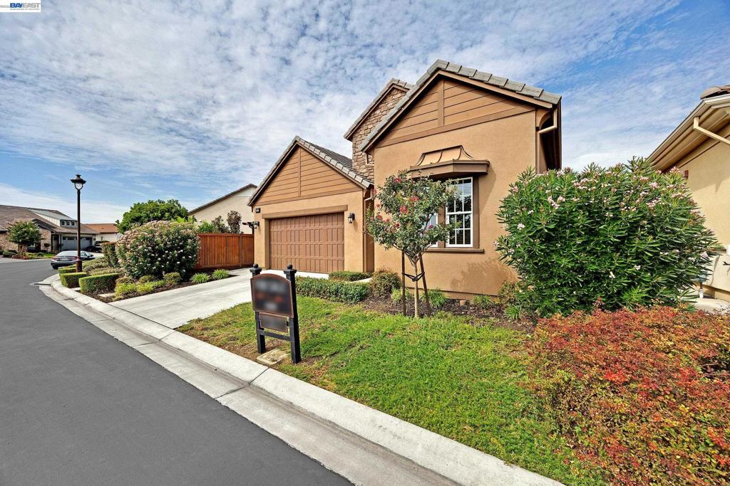 2107 Rioja Way Property Photo 2