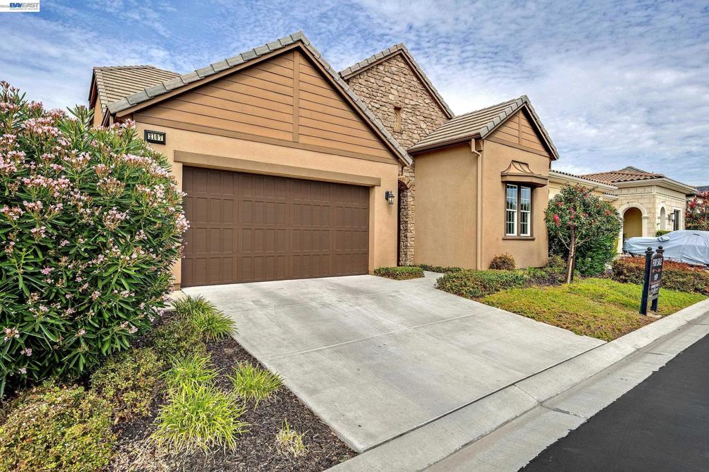 2107 Rioja Way Property Photo 3