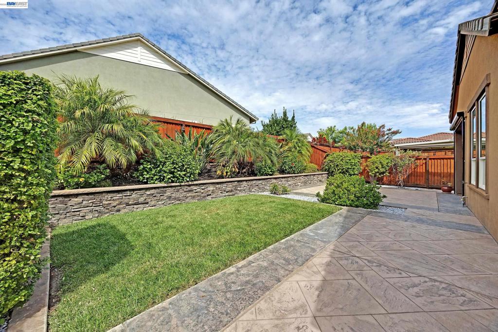 2107 Rioja Way Property Photo 32