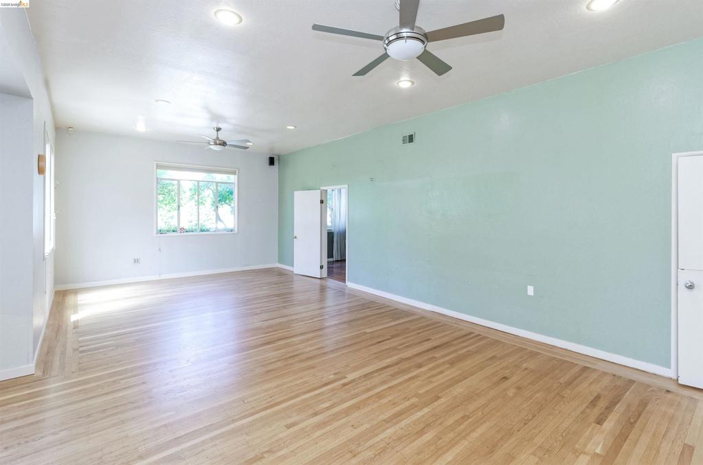 2944 Webster St Property Photo 6