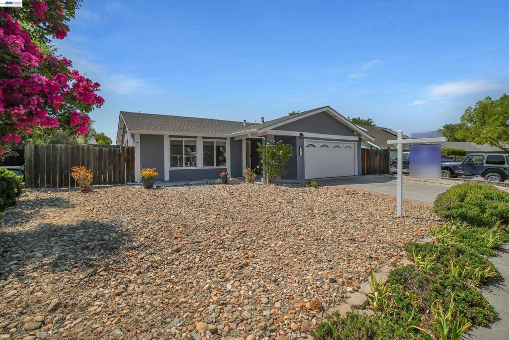 465 Swan Dr Property Photo 1