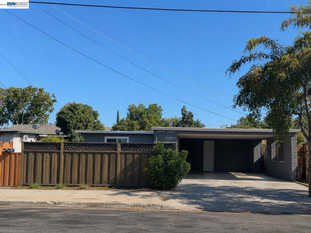 2243 Linden St Property Photo