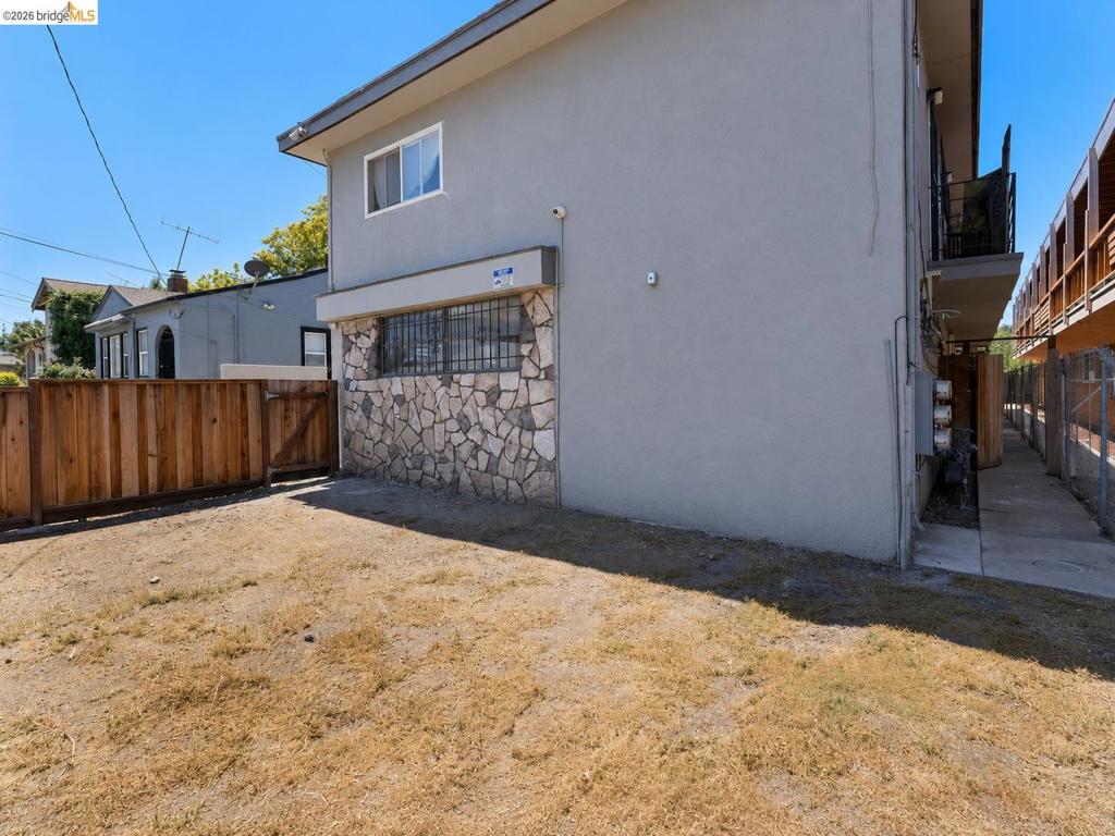 9833 Walnut St Property Photo 5