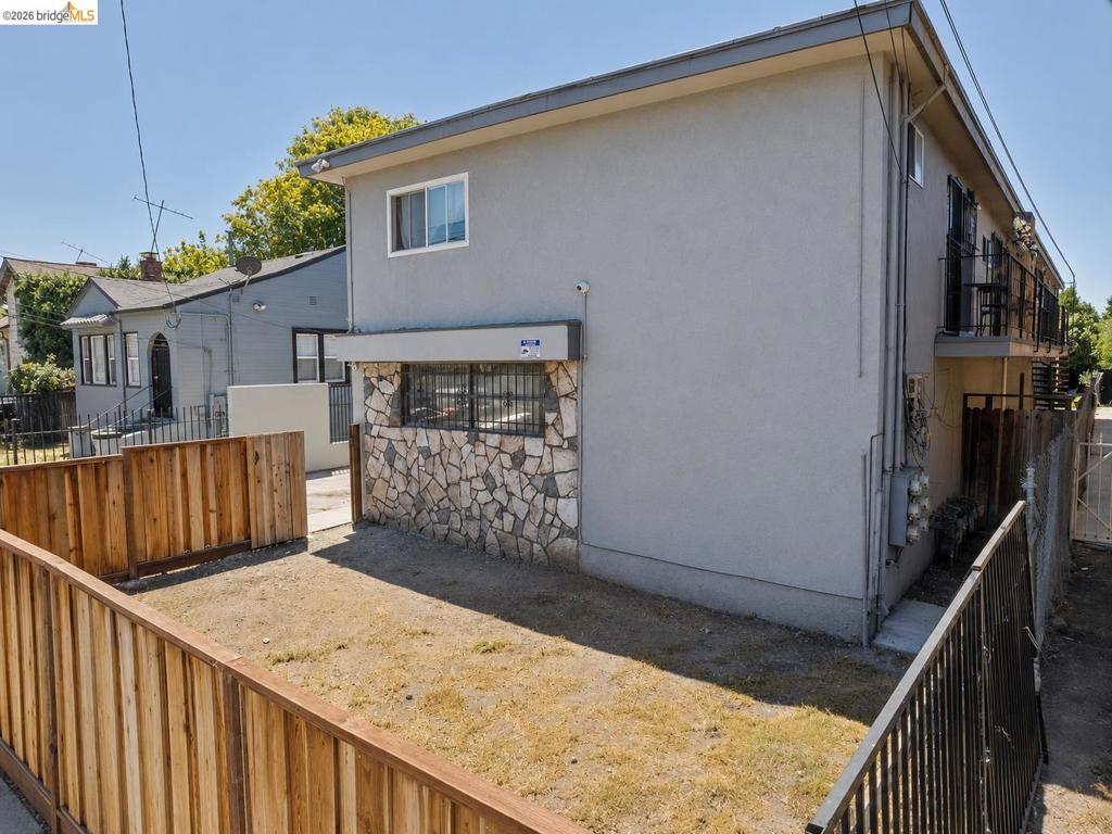9833 Walnut St Property Photo 7