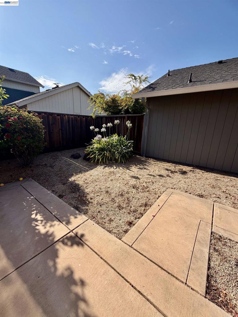 2061 Eilene Dr Property Photo 3