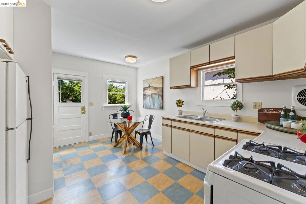 1542 Addison St Property Photo 10