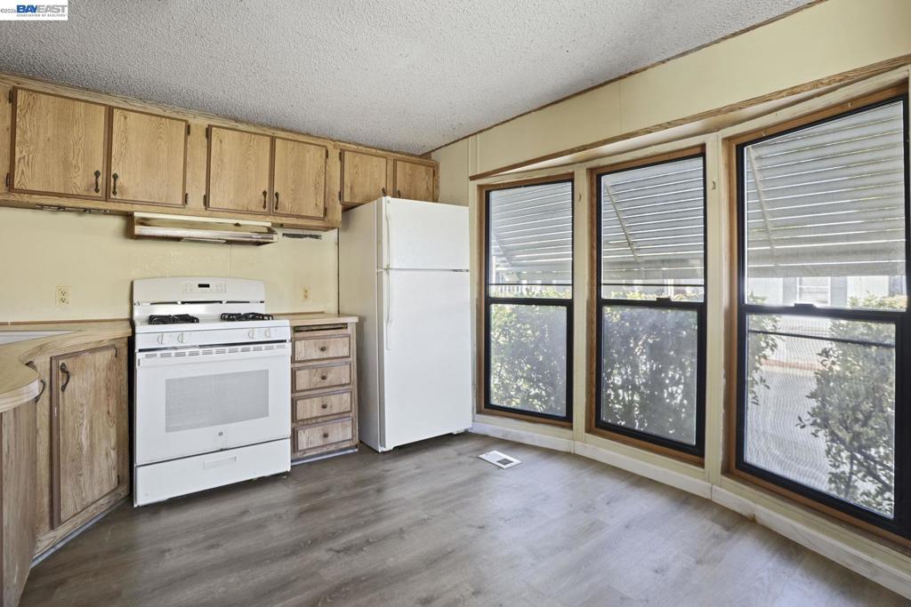 5040 Jackson St. Property Photo 4