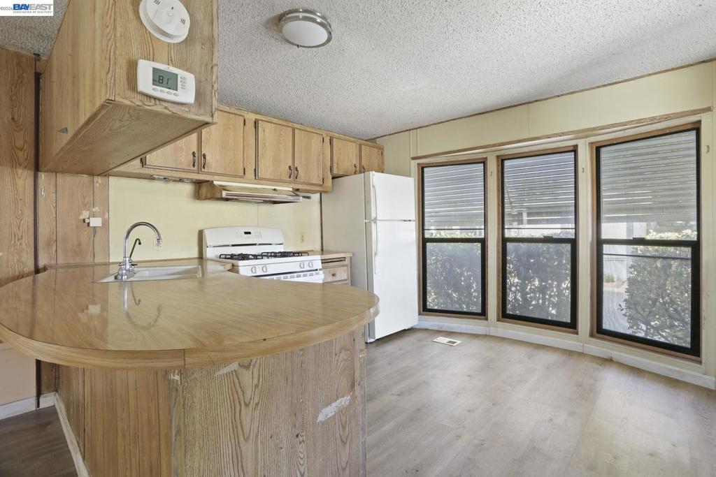 5040 Jackson St. Property Photo 5