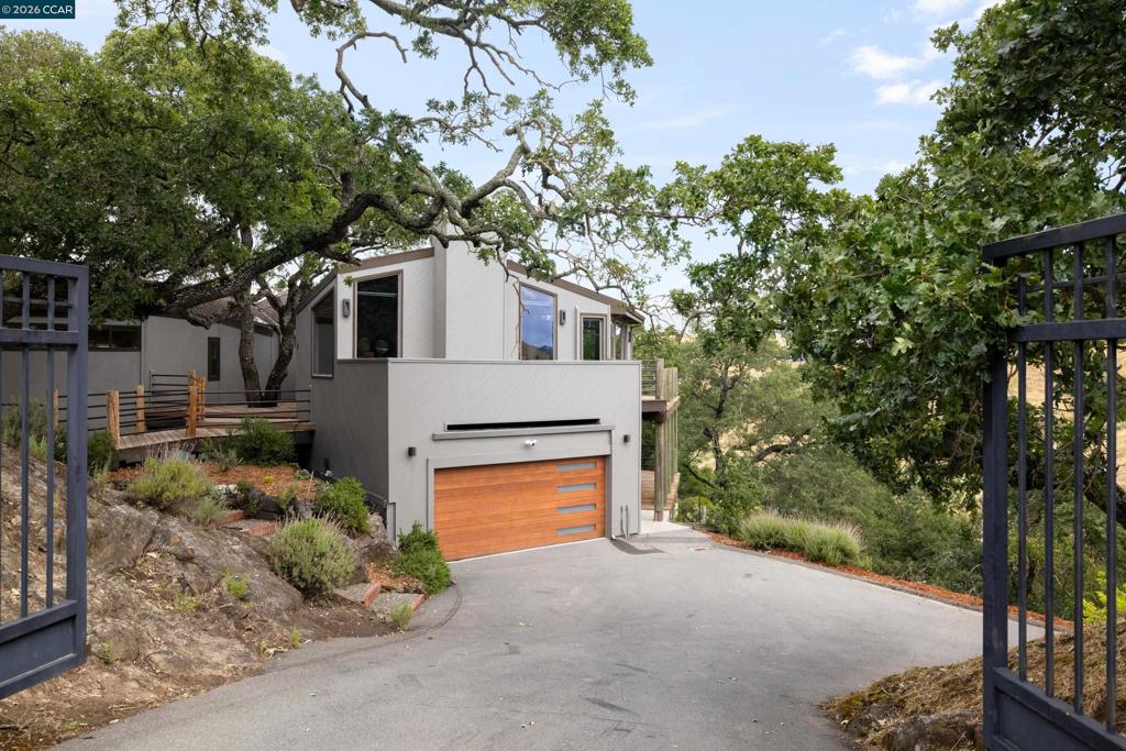 2 Leeward Glen Property Photo 2