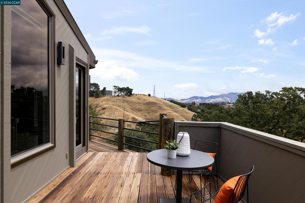 2 Leeward Glen Property Photo 3