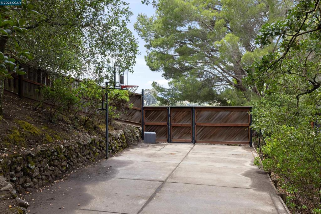 2 Leeward Glen Property Photo 39