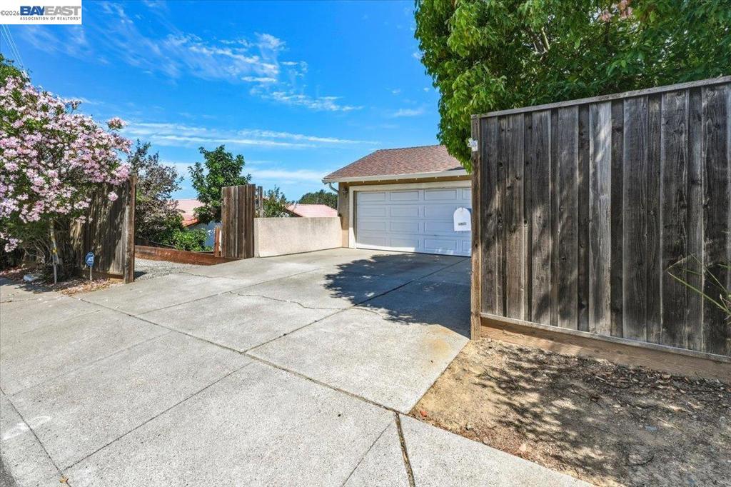 27468 Hayward Blvd Property Photo 4