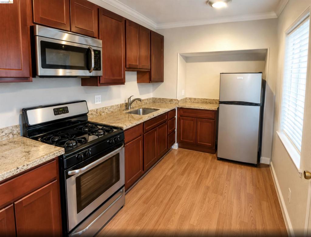 368 Adams St Property Photo 4