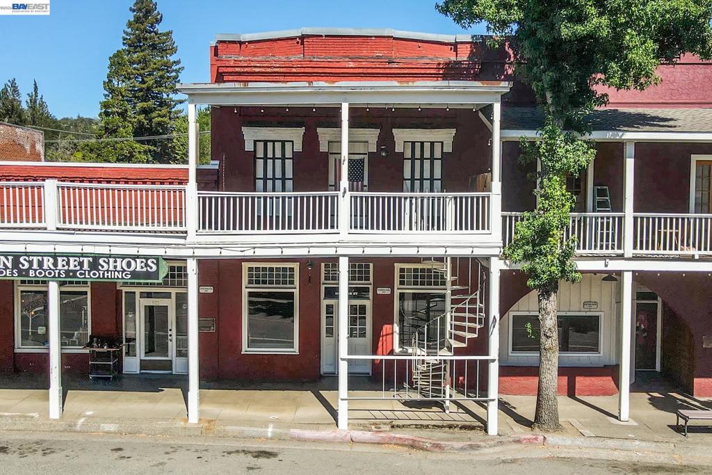 525 Main St. Property Photo 1