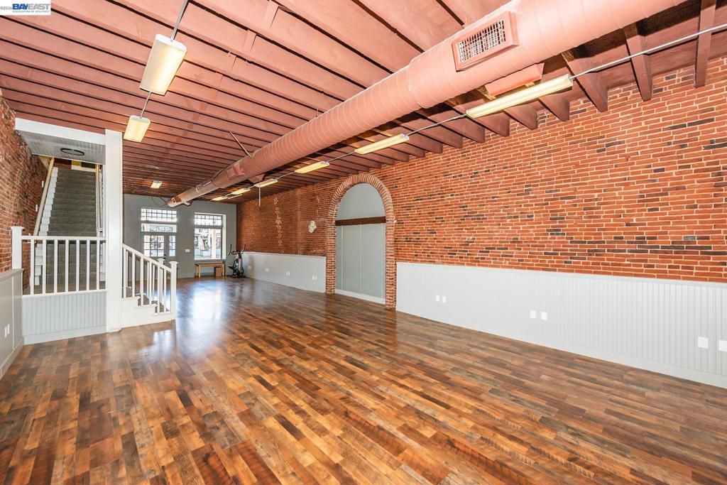 525 Main St. Property Photo 7