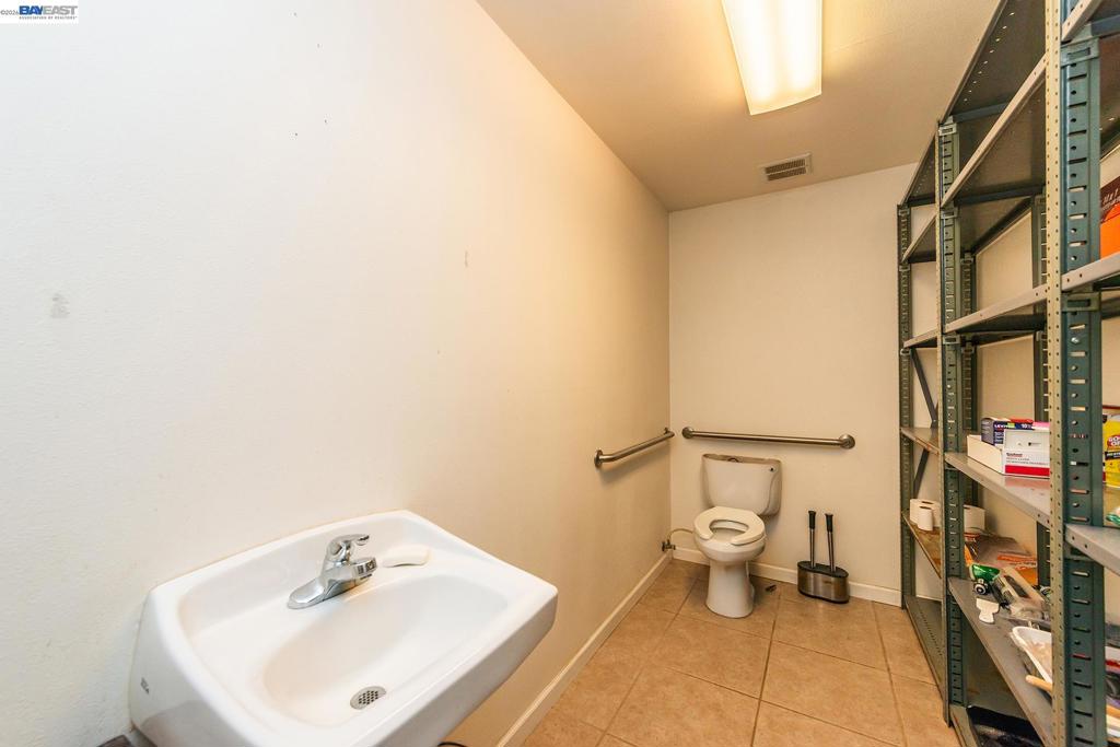 525 Main St. Property Photo 32
