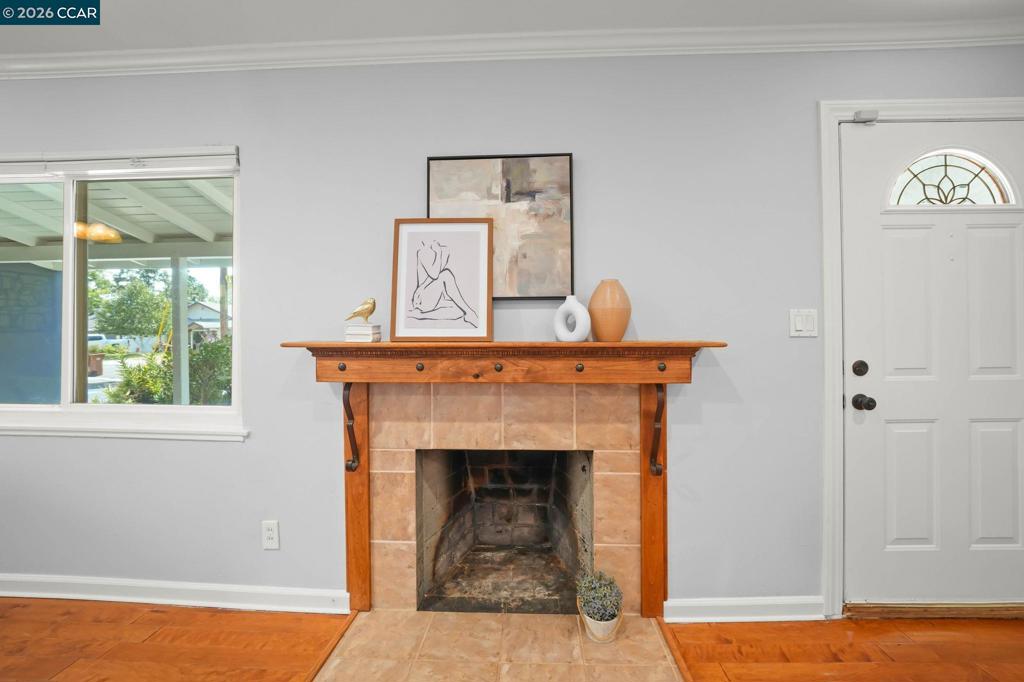 1555 Violet Way Property Photo 8