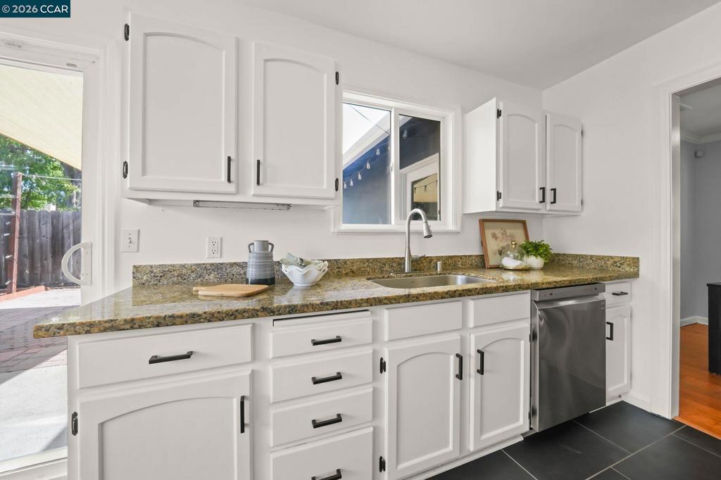 1555 Violet Way Property Photo 12