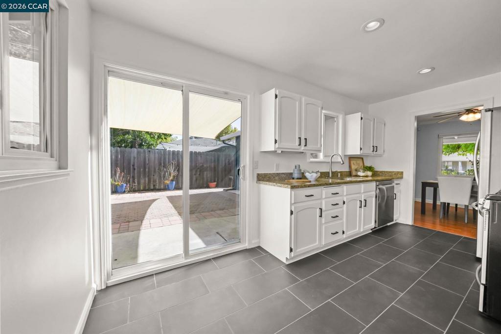 1555 Violet Way Property Photo 13