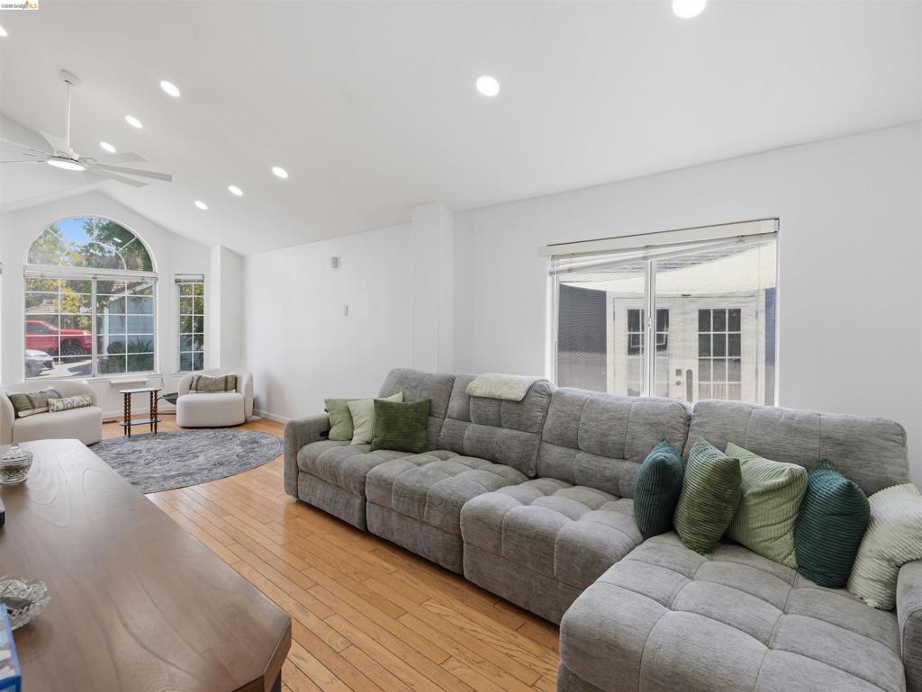 1529 Thistle Court Property Photo 12