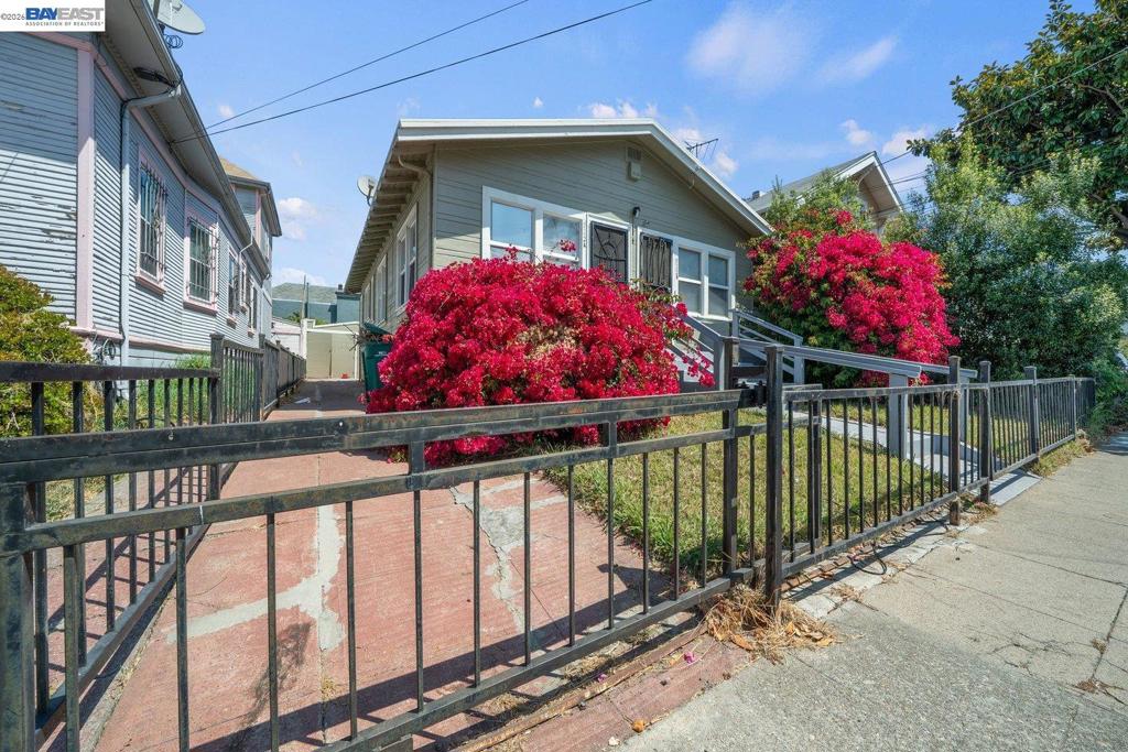 922 Arlington Ave Property Photo 3