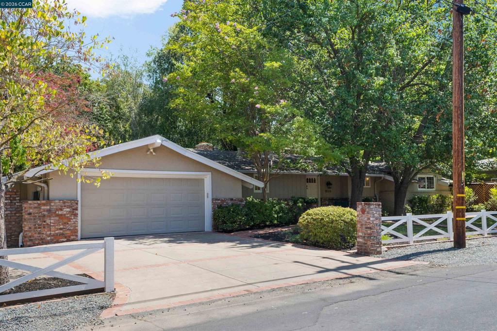1026 Hacienda Dr Property Photo 2
