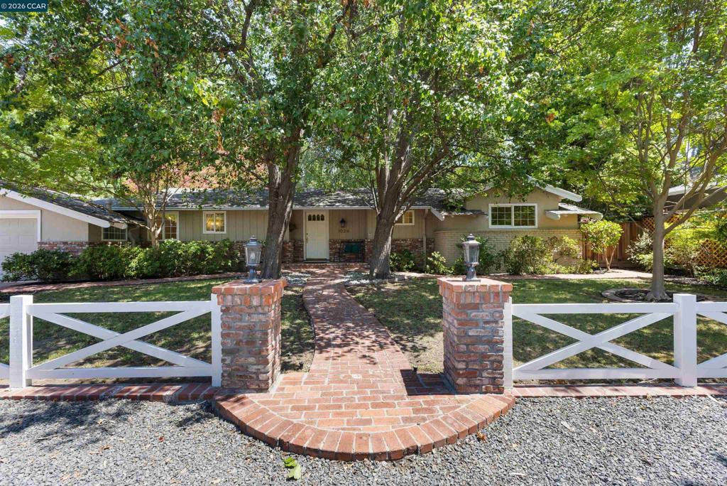 1026 Hacienda Dr Property Photo 3