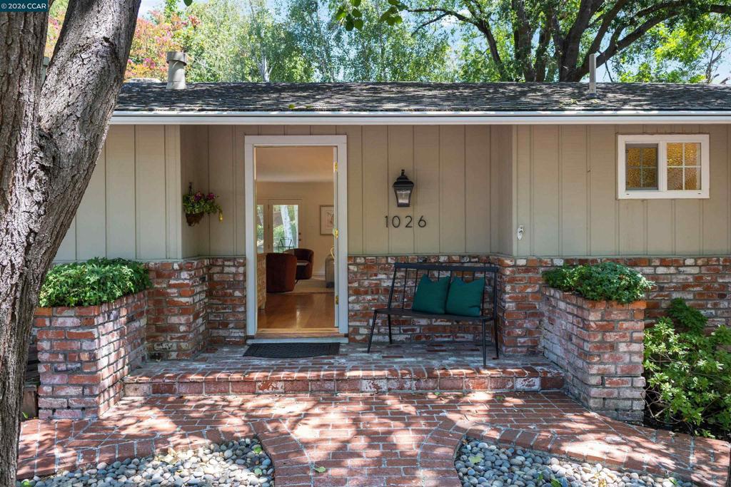 1026 Hacienda Dr Property Photo 5