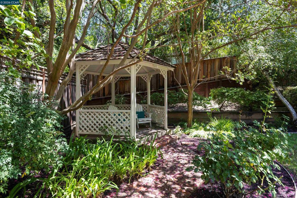 1026 Hacienda Dr Property Photo 32