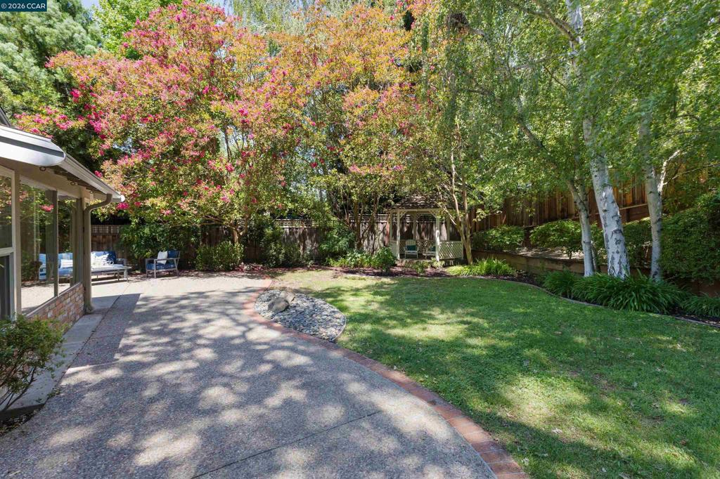 1026 Hacienda Dr Property Photo 34