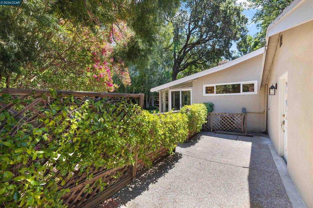 1026 Hacienda Dr Property Photo 36
