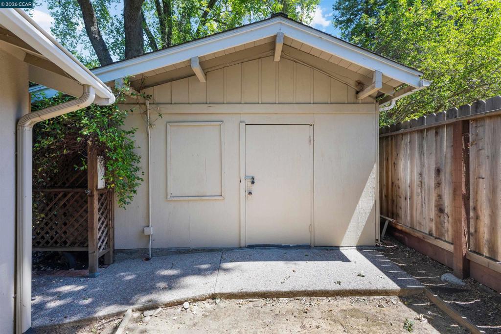 1026 Hacienda Dr Property Photo 37