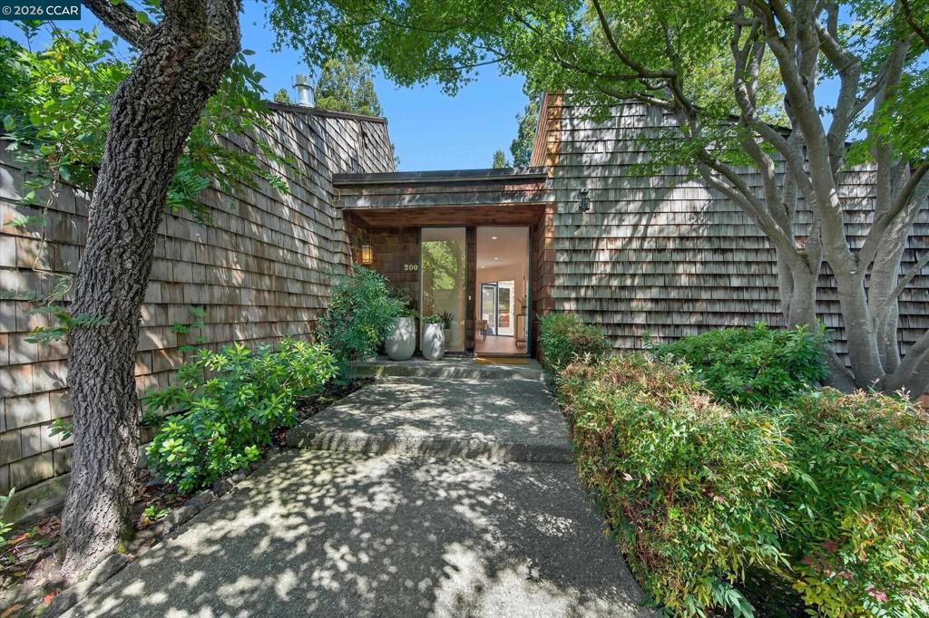 200 The Knoll Property Photo 1