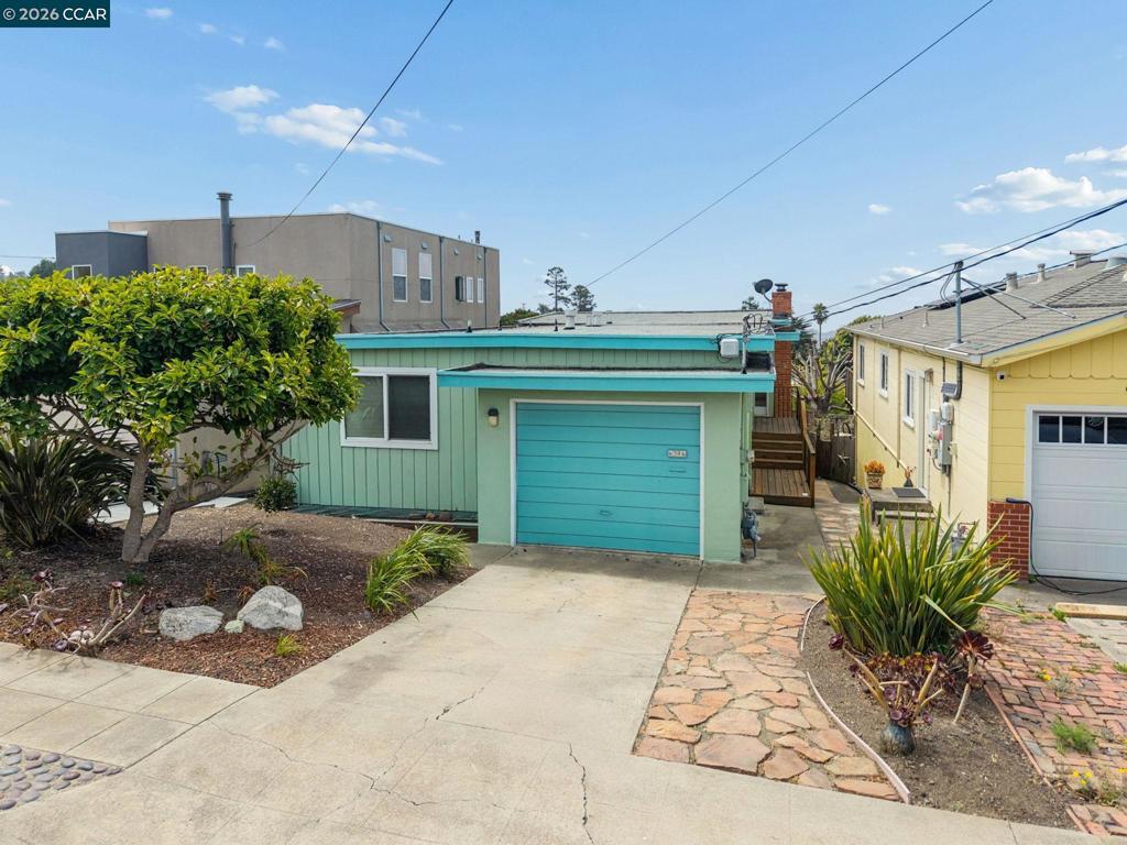 6386 Claremont Ave Property Photo 3