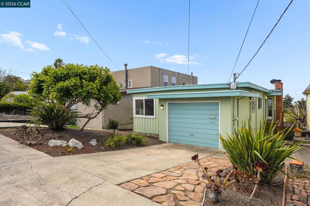 6386 Claremont Ave Property Photo 4