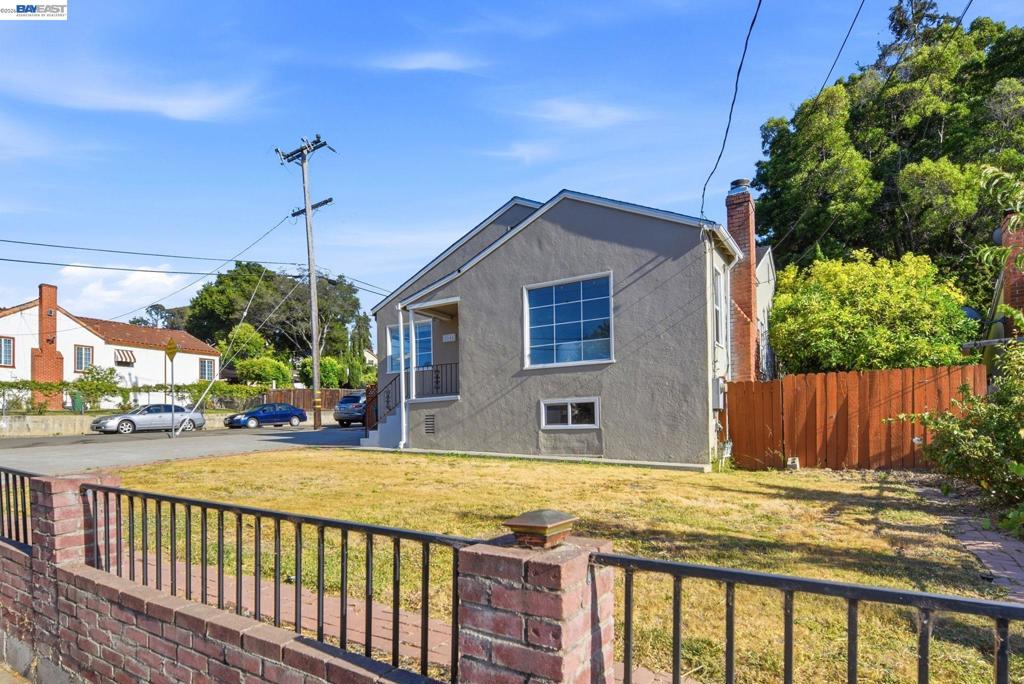 2241 Kelly St Property Photo 3
