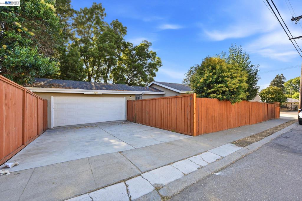 2241 Kelly St Property Photo 40