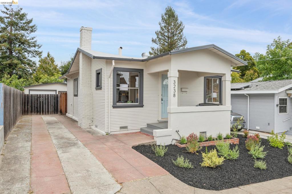 3238 Lynde St Property Photo 1