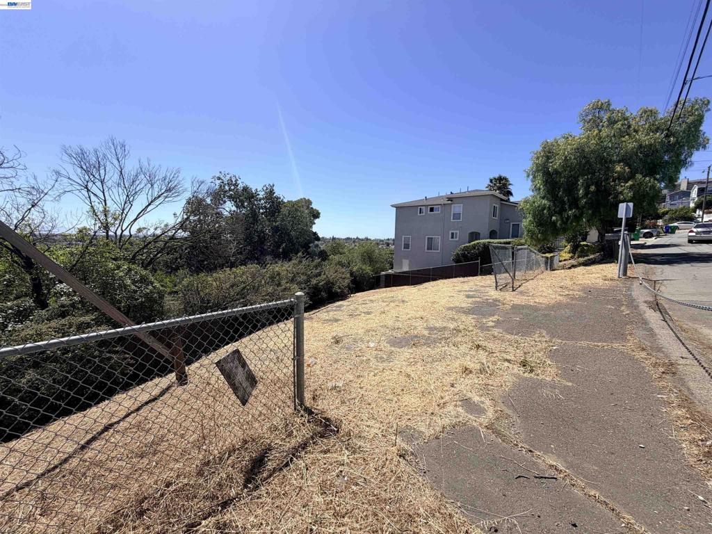 14643 Saturn Dr Property Photo 2