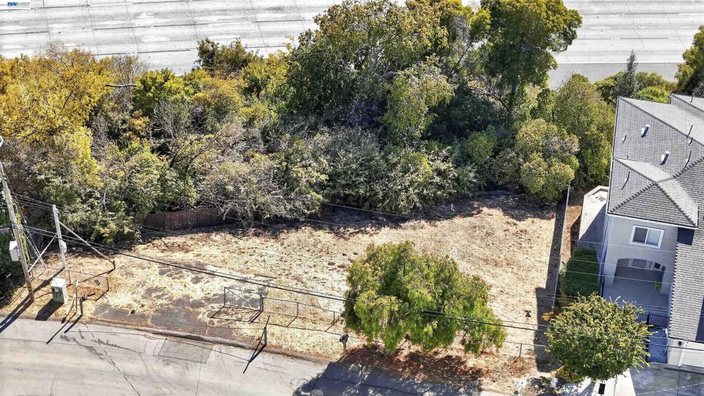 14643 Saturn Dr Property Photo 27