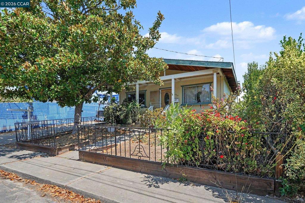 1318 Potter St Property Photo 3