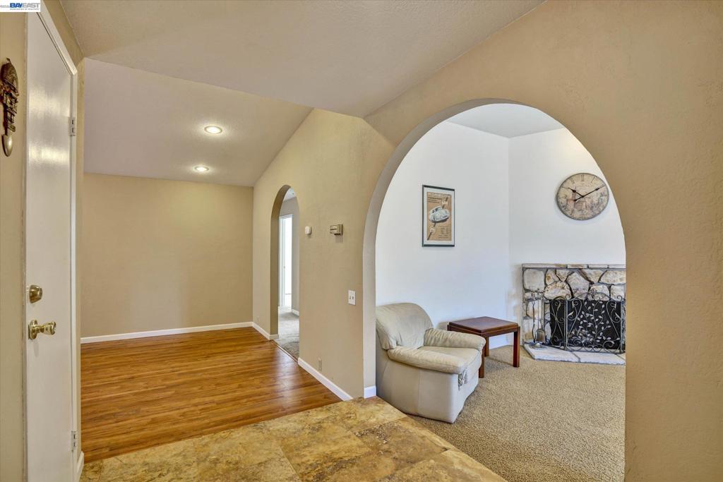 2511 Mistletoe Dr Property Photo 3