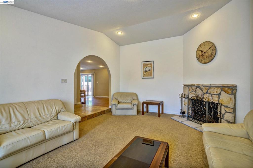 2511 Mistletoe Dr Property Photo 4