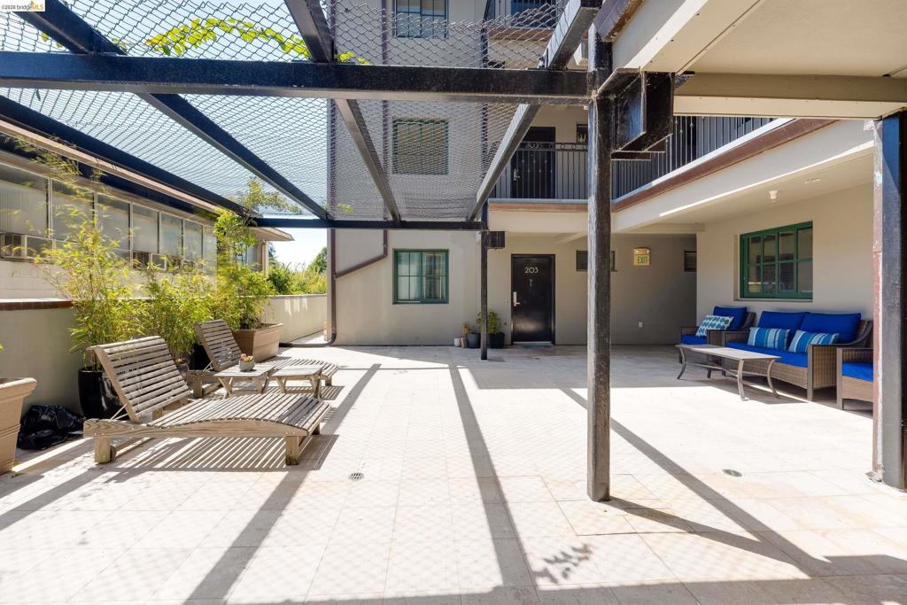 2628 Telegraph Ave 303 Property Photo 4
