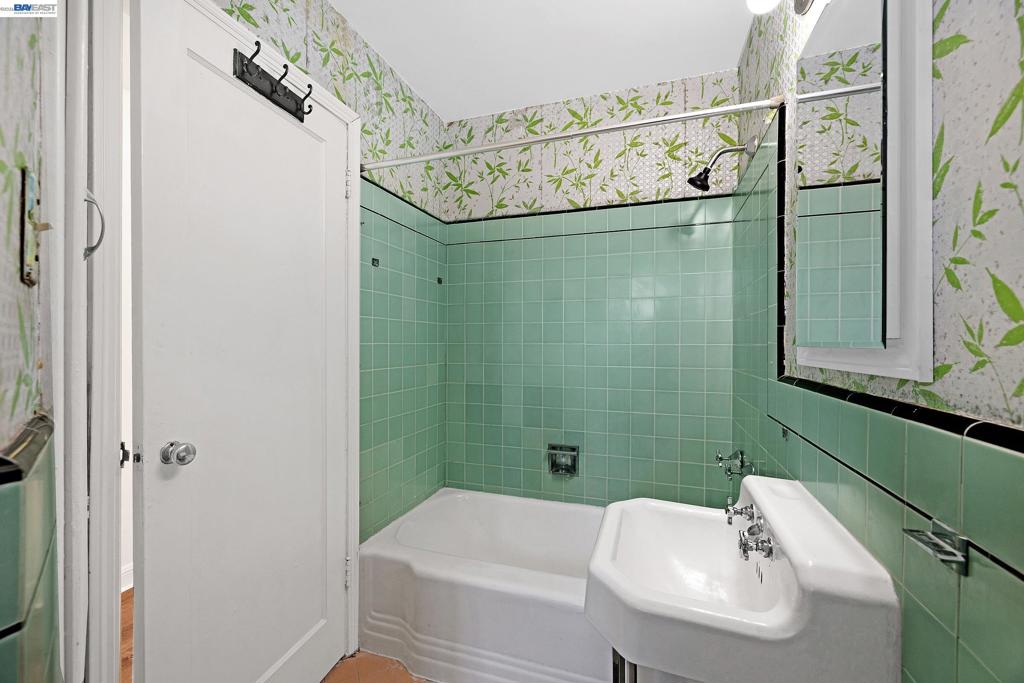 566 57th St. Property Photo 6
